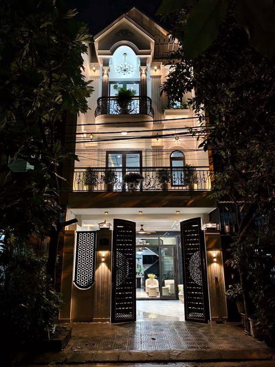 NHÀ MT TÂN CỔ ĐIỂN ôtô đỗ trong sân sát lý thái tông gần biển