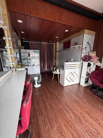 cần sang mbkd (15tr)đường lớn tô ký quận 12 , ddang thuê 8tr/th