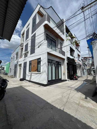 Nhà đẹp 2 mặt tiền 2 lầu xây mới hẻm 50 Trần Hoàng Na 3 phòng ngủ