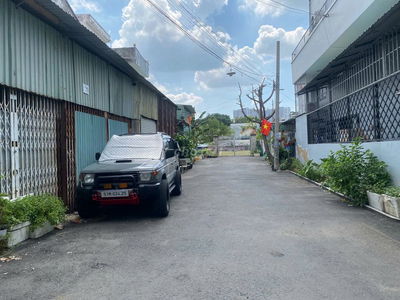 Bán nhà 74 m2 , đường xe hơi  thông - giáp QL 13. Giáp TP. HCM