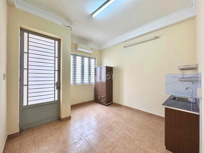 cho thuê phòng ban công ngay đại học y dược chỉ tính điện nước