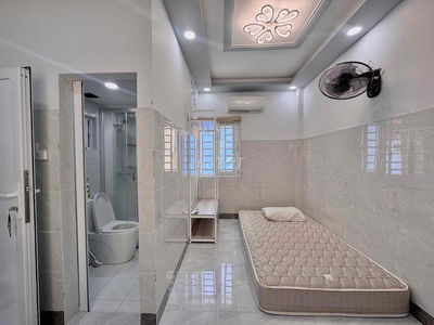 Trống Sẵn 1PN Tách Bếp Cửa Sổ  Máy Giặt Riêng Ngay Nhà Hát Hoà Bình