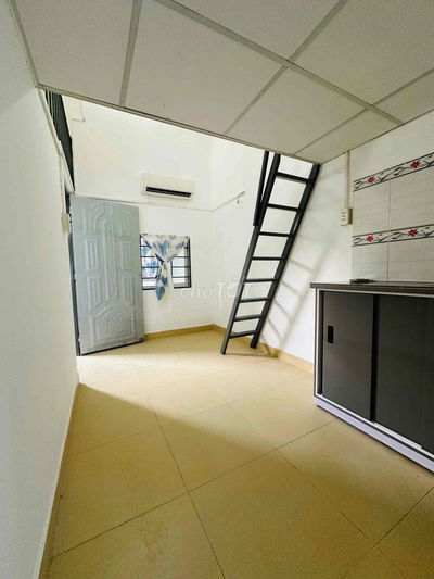 Phòng Gác Cao , Máy Lạnh , Cửa sổ , Ngay Chợ Phú Nhuận