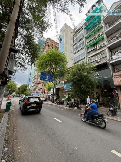 Bán Tòa Nhà Mặt Tiền Lê Thánh Tôn, Phường Bến Thành DT  8x19.5m xây 8 Tầng Giá 125 tỷ