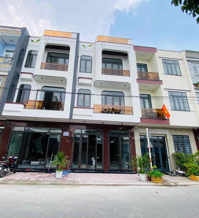 Nhà 3 Lầu mới, Full nội thất. Trung Tâm Dĩ An. 5ty8