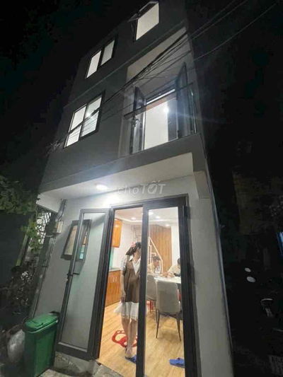 Bán nhà nhỏ 3 tầng đẹp xinh, 2,4 tỷ - hoàn công đủ gần Vincom Thủ Đức