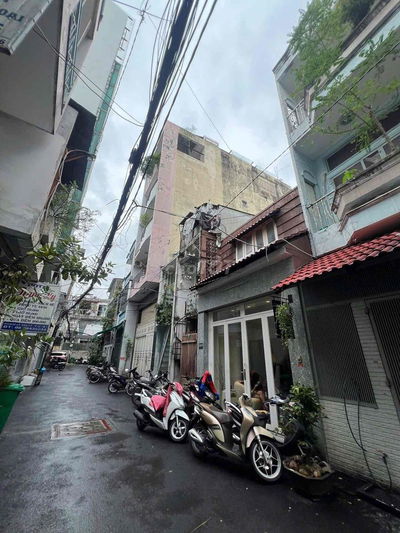 Nhà hêm xe tải khu VIPQ3 giá quá rẻ. Sổ hồng riêng