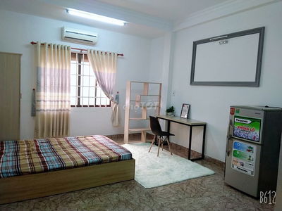 Cho thuê p cửa sổ trời,rộng 25m2,ngay Trường Hutech- GTVT Bình thạnh