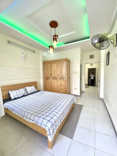 Phòng ban công, sẵn tiện nghi, thoáng mát. Ngay chợ Phạm Văn Hai