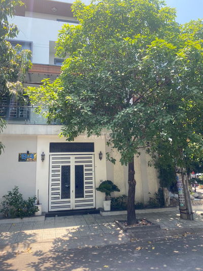 Bán nhà lô góc 2 MT công viên. DT: 8m x 15m, 3 lầu.