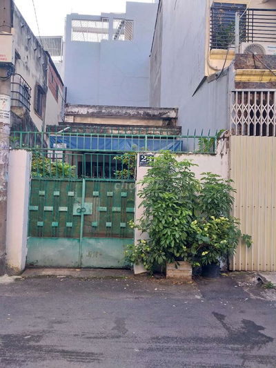 Nhà cấp 4 cũ, nở hậu, ngang trước 4m, sau 6,3m, dài 16m, có sổ hồng