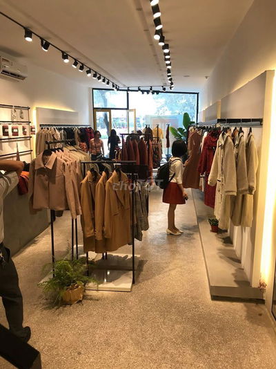 Nhà ngã 6 Ô Chợ Dừa, Kinh doanh sầm uất, 42mx5 tầng, sổ nở hậu.