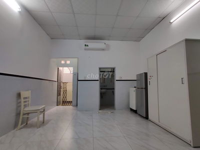 Phòng trọ đường CMT8, Quận 3 rộng rãi thoáng mát
