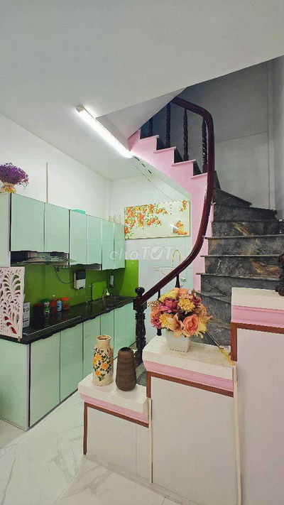 Nhà 4 tầng giá 5 tỉ, ngõ to ô tô tránh