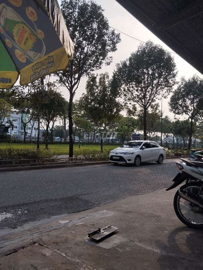 Nha mat tiien truoc cong vien