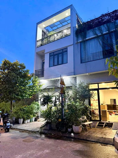 Nhà 3 lầu, Nội thất Gỗ, P. Đông Hòa. Đ thông.