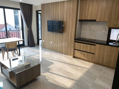 Căn hộ 1k1n ban công, sân thượng view hồ full nội thất Lạc Long Quân