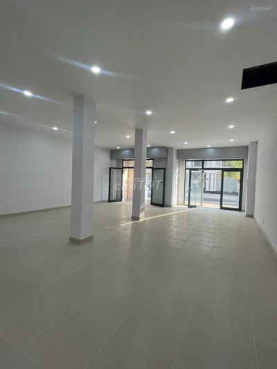 Cho thuê nhà phố hoàn thiện tầng trệt sử dụng nguyên căn diện tích lớn