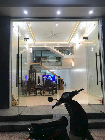 mặt đường Nguyễn bỉnh Khiêm,gần chân cầu Lạch tray, con phố huyết mach