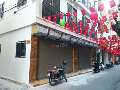 Cầu Giấy, 50m2, 5 tầng, thang máy, oto trong nhà, view hồ, giá 21 tỷ
