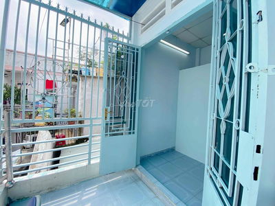 Phòng ban công giá rẻ GV