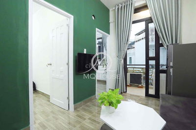 CHO THUÊ PHÒNG/CHDV 2 PHÒNG NGỦ, BAN CÔNG ĐẦY ĐỦ NỘI THẤT GẦN SÂN BAY