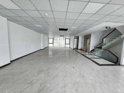 MT Âu Cơ 7x20 5 tầng thang máy mới đẹp