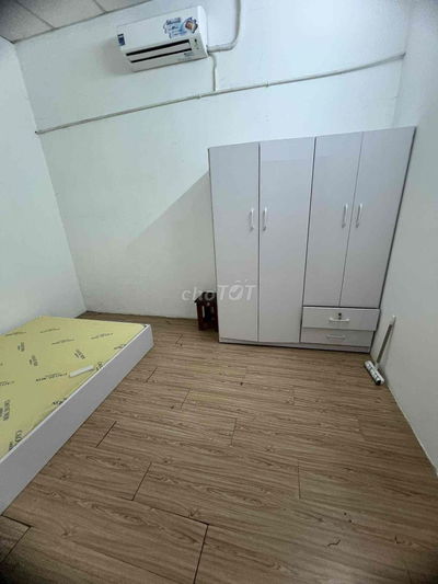 Phòng có ban công ở 2 người đối diện chợ Phạm Văn Hai