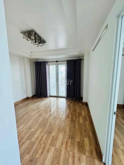 Căn hộ ban công thoáng mát , nhà mới. Vào ở liền...