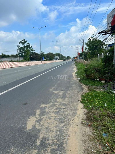 💥 Quá rẻ giá chỉ 3 tỷ 2 xx
có lô Đất mặt tiền DT744 ngang 10m