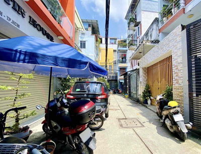 NHÀ HUỲNH VĂN BÁNH 4.5*11M-4 TẦNG- VUÔNG, GẦN MT