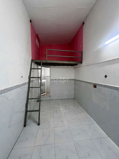 Cách trường Văn Hiến 500 m giờ tự do wc riêng, gần nhà xe Chín Nghĩa