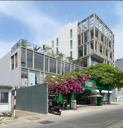 Cho thuê tòa nhà 7 tầng Mặt tiền Nguyên Hồng, 1.400m2, 310 triệu