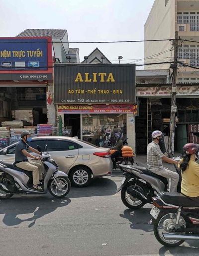 Sang Mặt Bằng cửa hàng Quần Áo, Đối Diện Cổng Trường Học