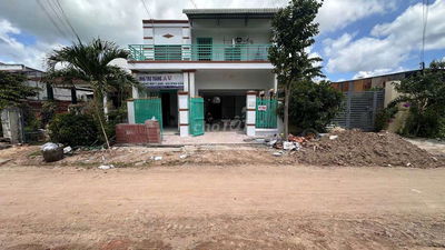 Nhà lầu 1 tấm, và 8 phòng trọ. Fun phòng. Chỉ 3 tỷ 100 thu nhập ngay