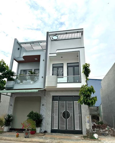 Cần bán gấp nhà 1 trệt 1 lầu mới xây ở gần chợ Tân Hiệp, Bình Dương