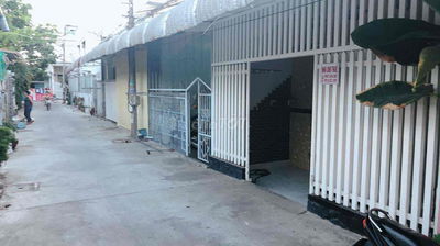 Nhà rộng rãi, còn mới, gần Vincom