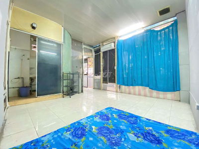 Phòng 20m2, ban công, máy lạnh, tủ lạnh....