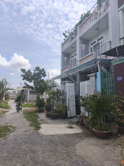 Bán đất đối diện chợ Bình Chánh (shr) đường xe hơi thổi mái