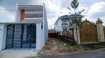 Bán nhà mới xây 1 trệt 1 lững, MT đường thông, KDC hiện hữu. 1,79 tỷ