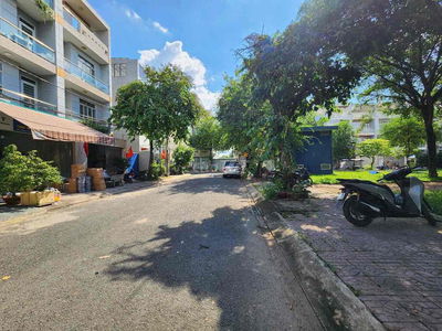 Nhà mặt tiền, mới, gần aeon, có công viên, vô ở ngay