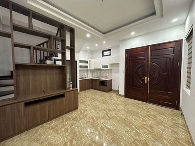 Phố Trạm - Nhà 5 tầng - 3 Ngủ - O tô đỗ cửa - 10.5tr