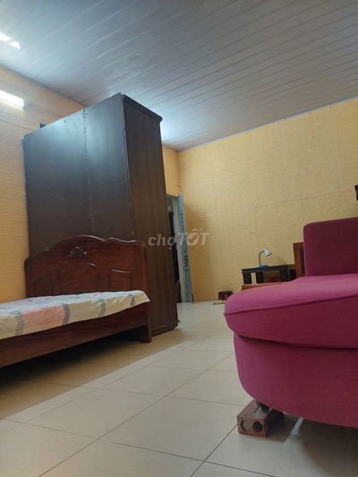 Cho thuê nhà C4, 20 m2, SẠCH ĐẸP 2,5 tr/th. CÓ SÂN CHUNG RỘNG ĐẸP.