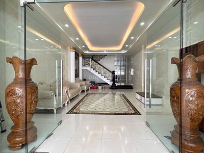 Nhà 2 lầu KDC 586 mới đẹp Full nội thất cao cấp có sân rộng đậu ô tô