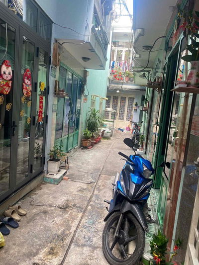 Cần bán gấp  nhà kế hẻm xe hơi gần vị trí tiện ích