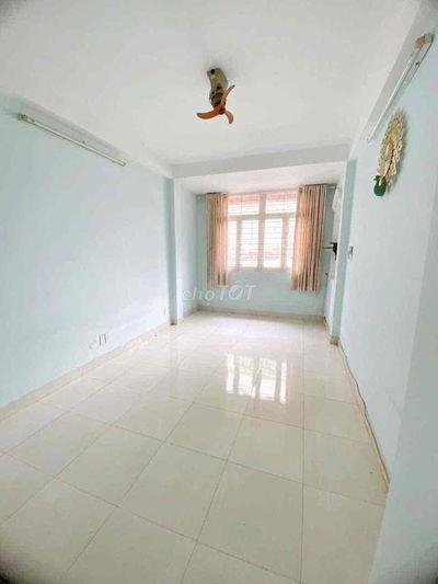 Phòng cửa sổ lớn thoáng mát TB