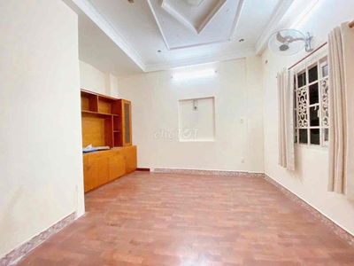 Phòng rộng cửa sổ thoáng mát PN