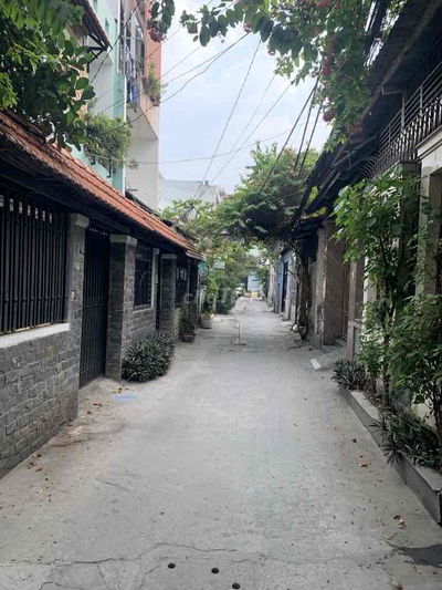 Bán nhà ngay chợ Hiệp Bình 64.2m2, 3PN, hẻm thông, giá 5.8 tỷ