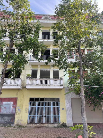 cho thuê nhà mặt đường 30m, dt 62,6m, 5 tầng,7 PN , giá thue 13 tr/tha