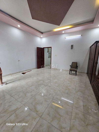 Nhà mới, có nở hậu sân ôtô đg 8m thông có pn trệt. 4p 3wc có 2maylanh,